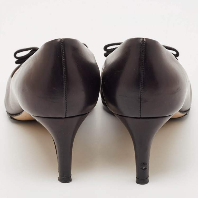 Pre Owned Salvatore Ferragamo Black Leather Vara Bow Pointed Toe Pumps Size 37