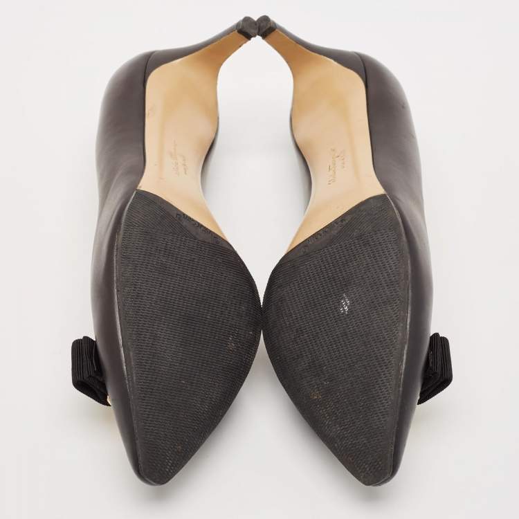 Pre Owned Salvatore Ferragamo Black Leather Vara Bow Pointed Toe Pumps Size 37