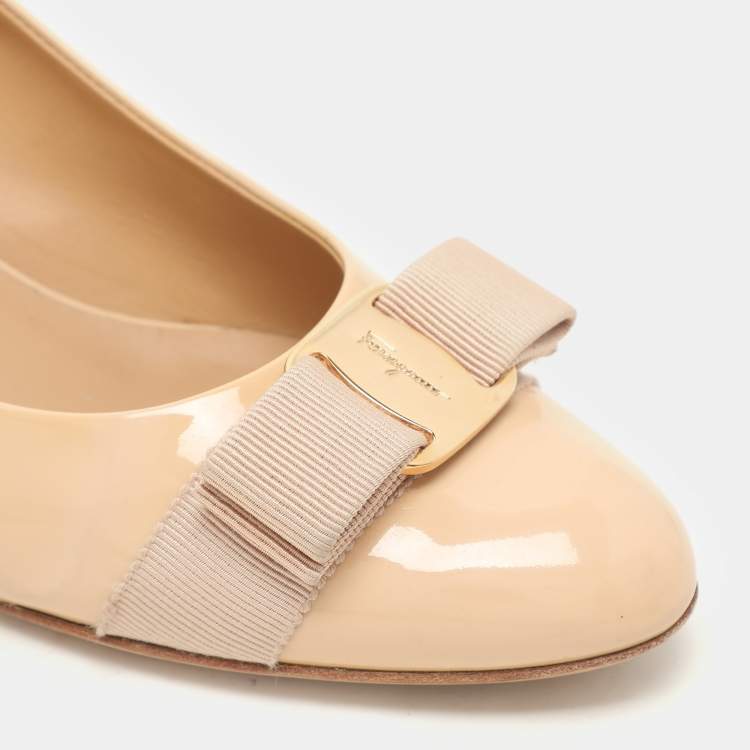 Pre Owned Salvatore Ferragamo Beige Patent Leather Vara Bow Pumps Size 38.5