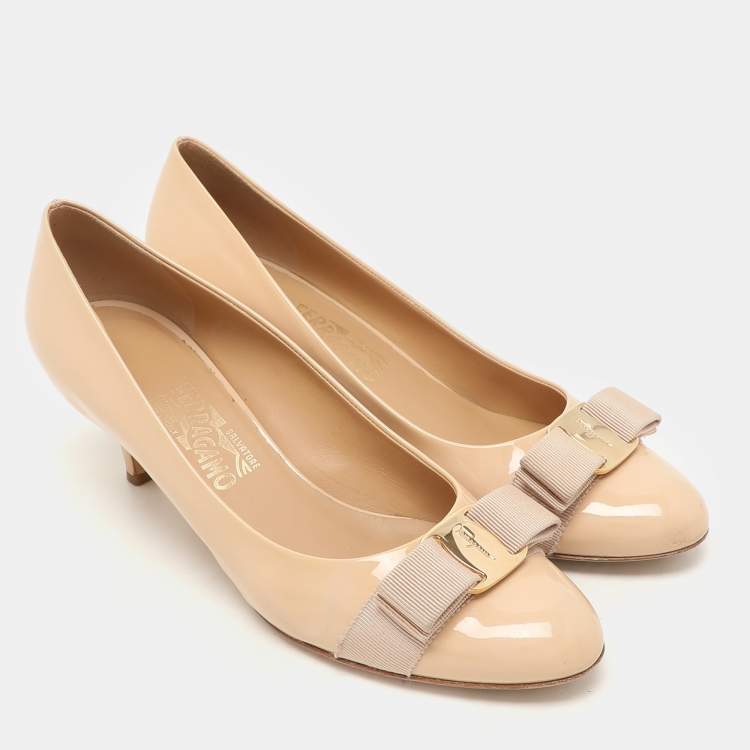 Pre Owned Salvatore Ferragamo Beige Patent Leather Vara Bow Pumps Size 38.5