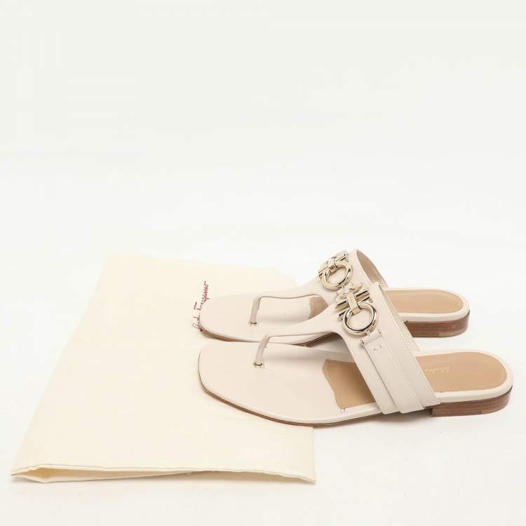 Pre Owned Salvatore Ferragamo Light Beige Leather Gancini Thong Flats Size 38.5