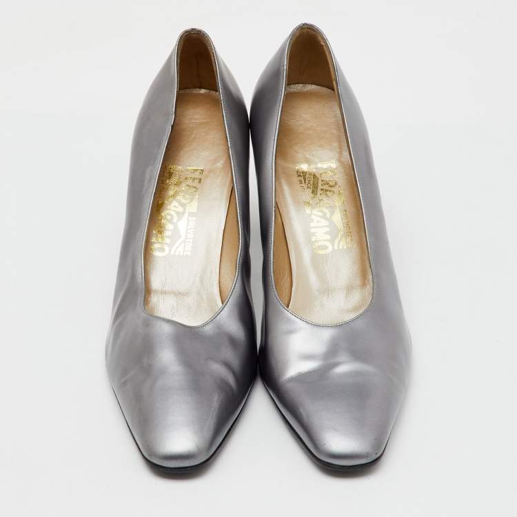 Pre Owned Salvatore Ferragamo Grey Leather Round Toe Pumps Size 40.5