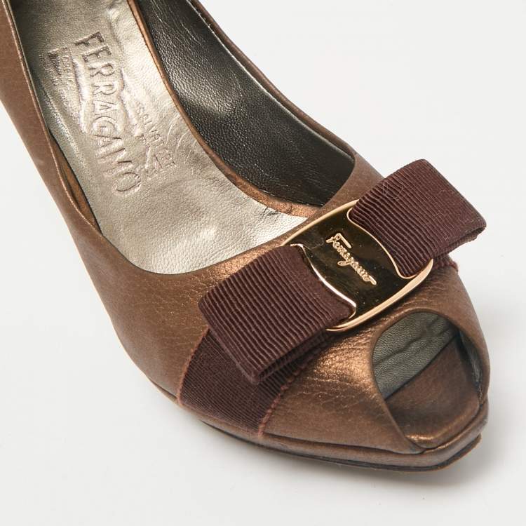 Pre Owned Salvatore Ferragamo Metallic Leather Vara Bow Peep Toe Pumps Size 38.5