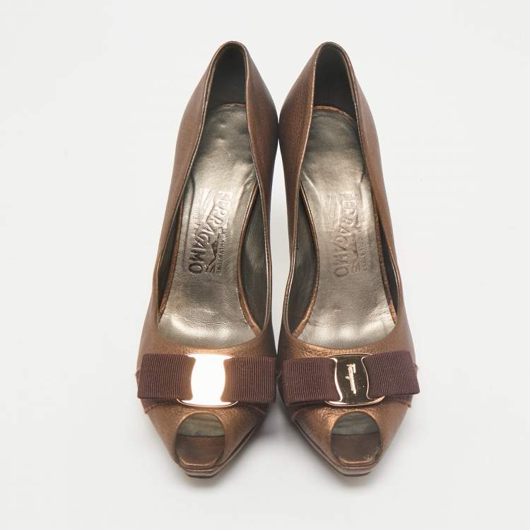 Pre Owned Salvatore Ferragamo Metallic Leather Vara Bow Peep Toe Pumps Size 38.5