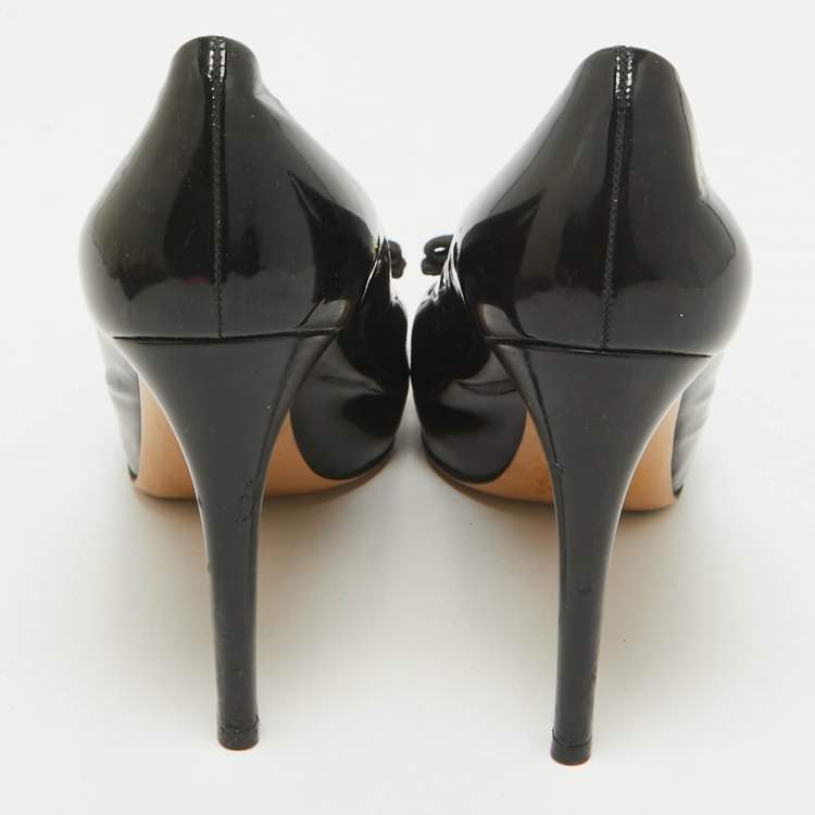 Pre Owned Salvatore Ferragamo Black Patent Leather Vara Bow Pumps Size 37