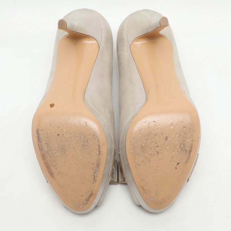 مملوكة مسبقًا Salvatore Ferragamo Gold Nubuck Leather Talia Peep Toe Pumps Size 36