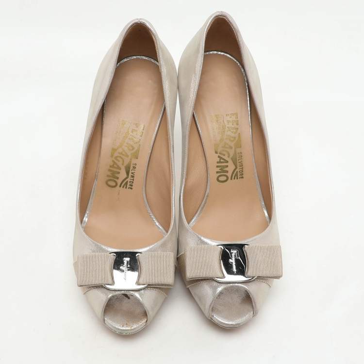 مملوكة مسبقًا Salvatore Ferragamo Gold Nubuck Leather Talia Peep Toe Pumps Size 36