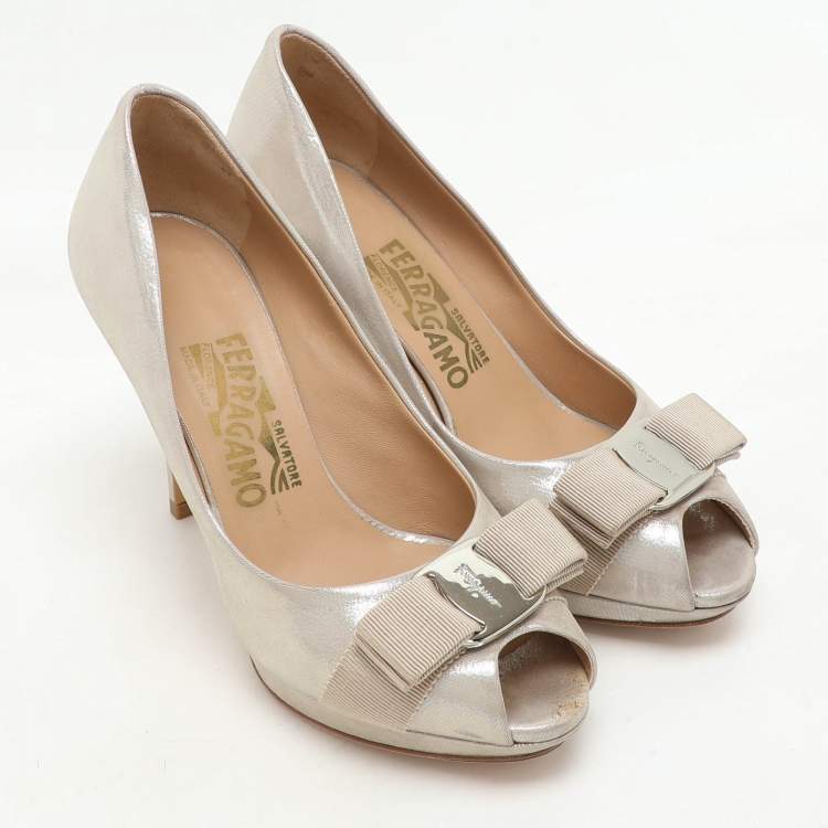 مملوكة مسبقًا Salvatore Ferragamo Gold Nubuck Leather Talia Peep Toe Pumps Size 36