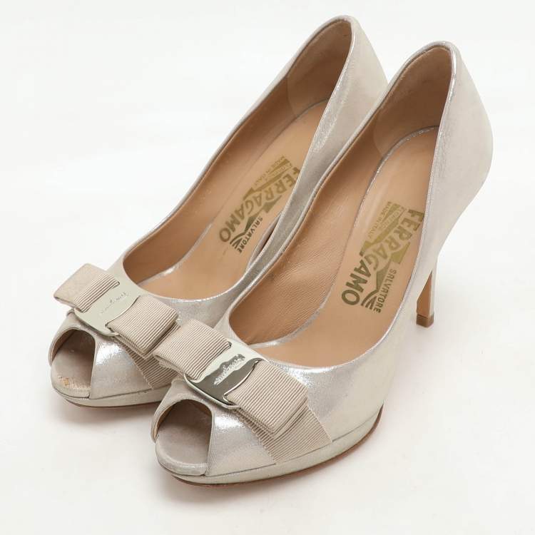 مملوكة مسبقًا Salvatore Ferragamo Gold Nubuck Leather Talia Peep Toe Pumps Size 36