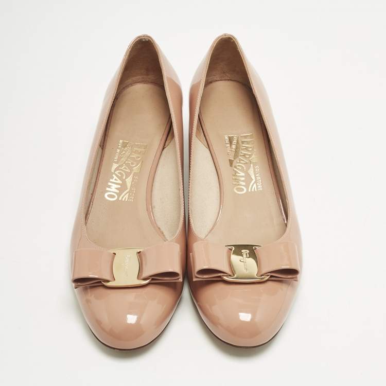 Pre Owned Salvatore Ferragamo Beige Patent Leather Vara Bow Pumps Size 37.5
