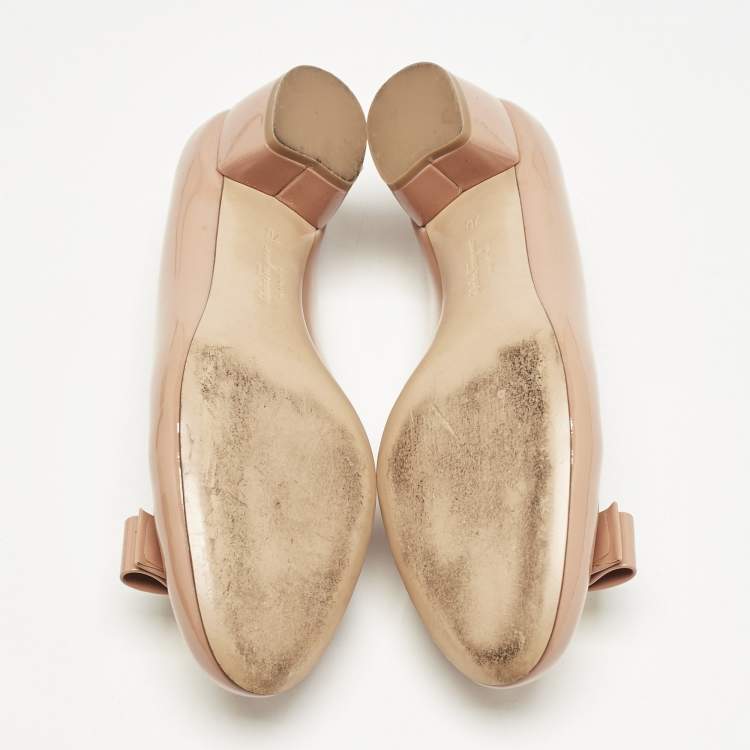Pre Owned Salvatore Ferragamo Beige Patent Leather Vara Bow Pumps Size 37.5