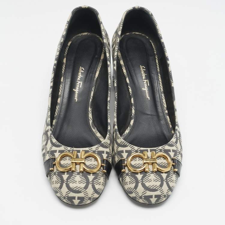 Pre Owned Salvatore Ferragamo Grey/Beige Gancini Canvas Garda Pumps Size 40.5