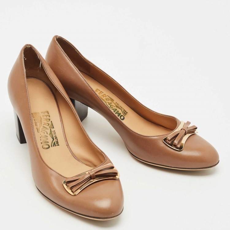 Pre Owned Salvatore Ferragamo Brown Leather Vara Bow Pumps Size 38.5