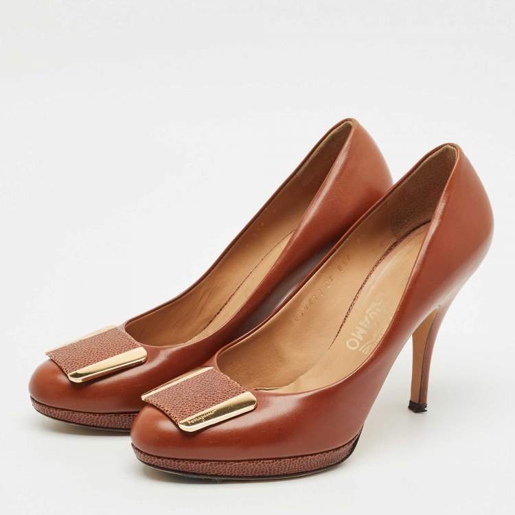 Pre Owned Salvatore Ferragamo Brown Leather Buckle Detail Pumps Size 39