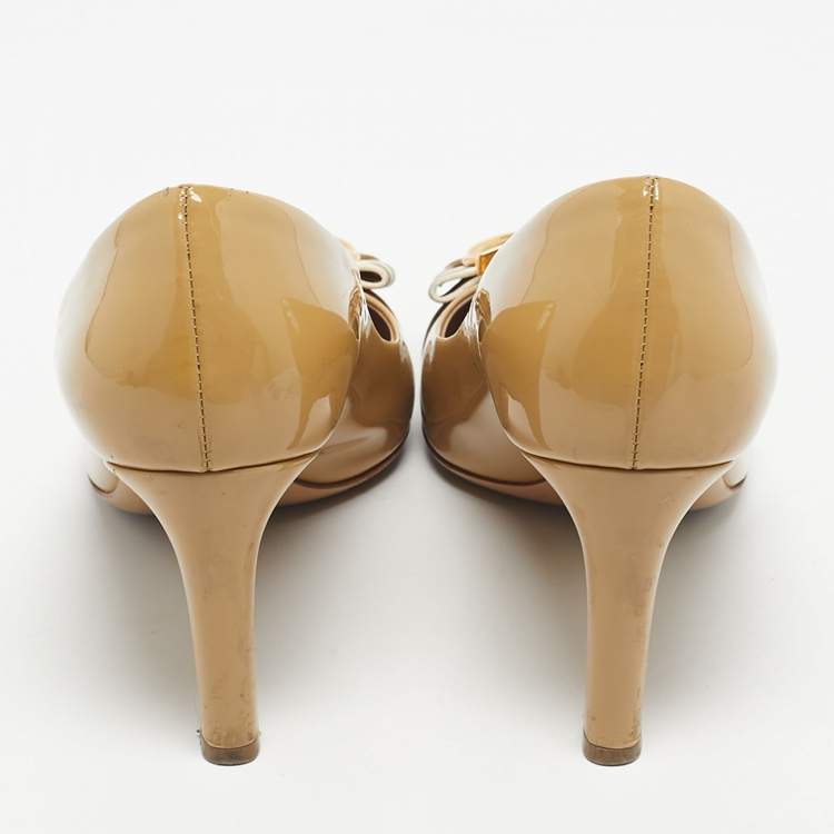 Pre Owned Salvatore Ferragamo Beige Grosgrain and Patent Leather Ezia Pumps Size 39.5