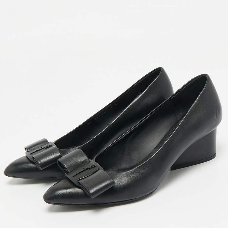 Pre Owned Salvatore Ferragamo Black Leather viva bow Block Heel Pumps Size 37.5