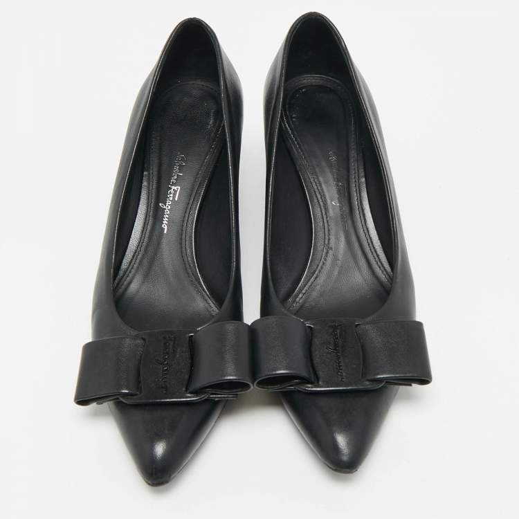 Pre Owned Salvatore Ferragamo Black Leather viva bow Block Heel Pumps Size 37.5