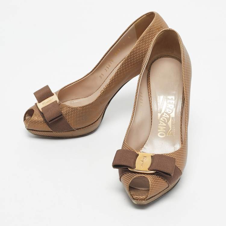 Pre Owned Salvatore Ferragamo Gold Texture Leather Vara Bow Peep Toe Pumps Size 36.5