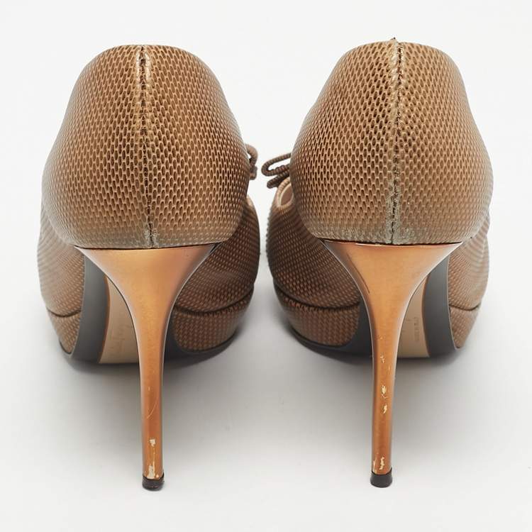 Pre Owned Salvatore Ferragamo Gold Texture Leather Vara Bow Peep Toe Pumps Size 36.5