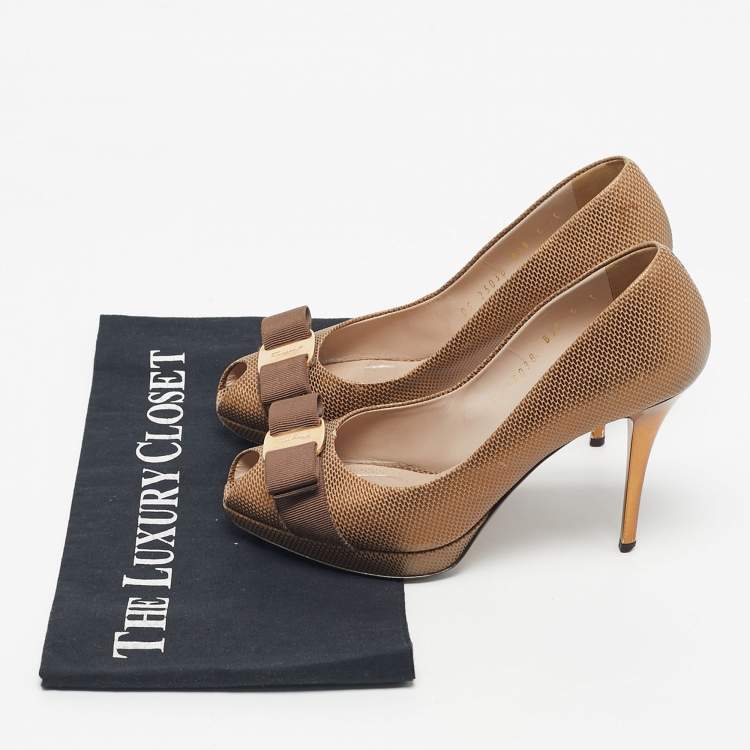 Pre Owned Salvatore Ferragamo Gold Texture Leather Vara Bow Peep Toe Pumps Size 36.5