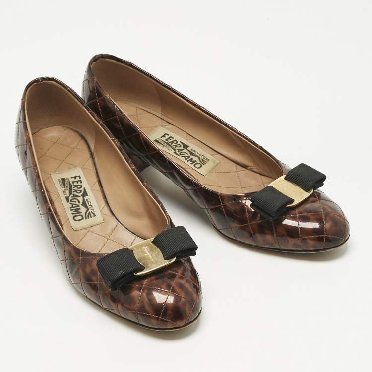 Pre Owned Salvatore Ferragamo Two Tone Patent Leather Vara Bow Block Heel Pumps Size 38.5         