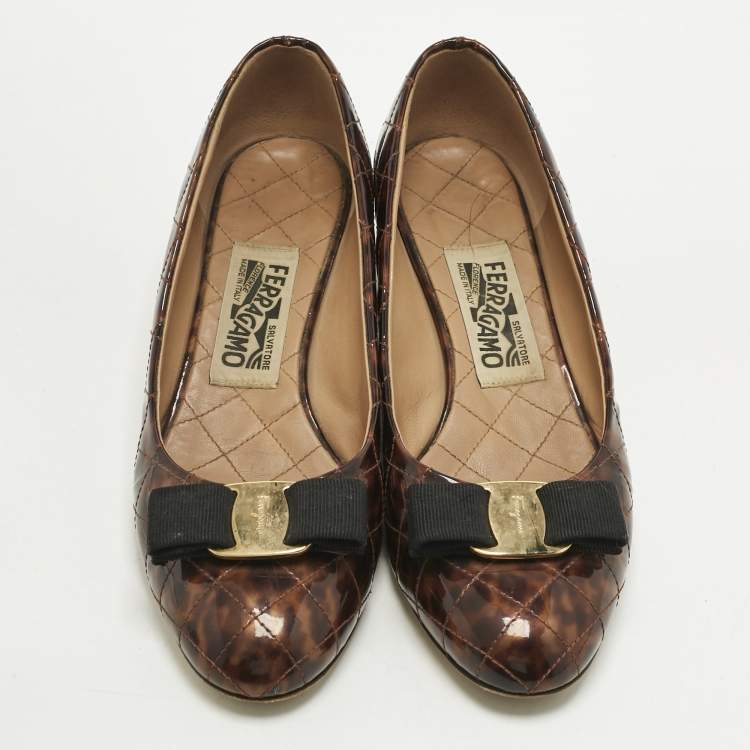 Pre Owned Salvatore Ferragamo Two Tone Patent Leather Vara Bow Block Heel Pumps Size 38.5         