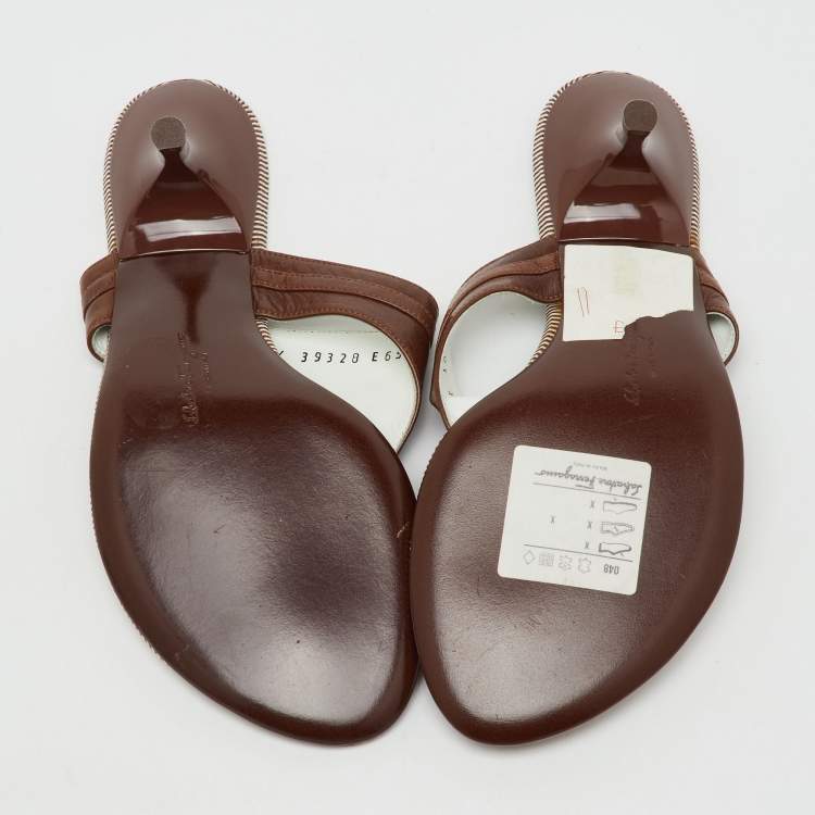 مملوكة م سبقًا Salvatore Ferragamo Brown Leather Thong Sandals Size 38