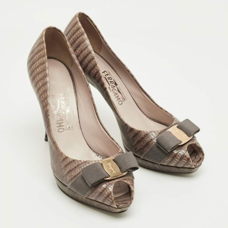 Pre Owned Salvatore Ferragamo Brown Karung Leather Vara Bow Peep Toe Pumps Size 40.5