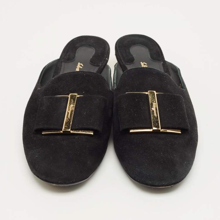 مملوكة مسبقًا Salvatore Ferragamo Black Suede Vara Bow Mules Size 38