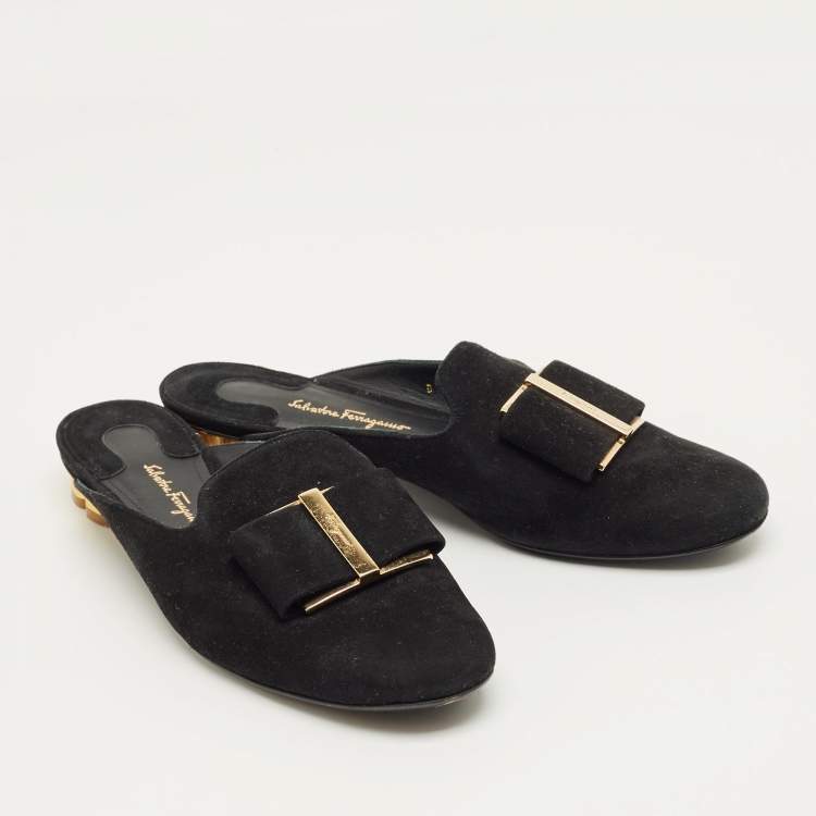 مملوكة مسبقًا Salvatore Ferragamo Black Suede Vara Bow Mules Size 38