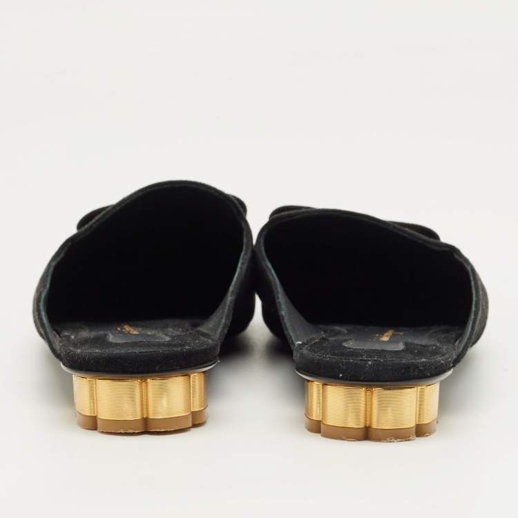 مملوكة مسبقًا Salvatore Ferragamo Black Suede Vara Bow Mules Size 38