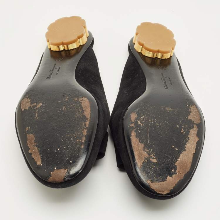 مملوكة مسبقًا Salvatore Ferragamo Black Suede Vara Bow Mules Size 38