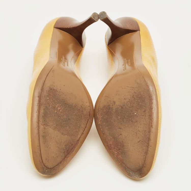 Pre Owned Salvatore Ferragamo Yellow Patent Leather Pumps Size 38.5