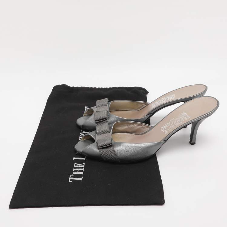Pre Owned Salvatore Ferragamo Metallic Grey Leather Vara Bow Slide Sandals 40.5
