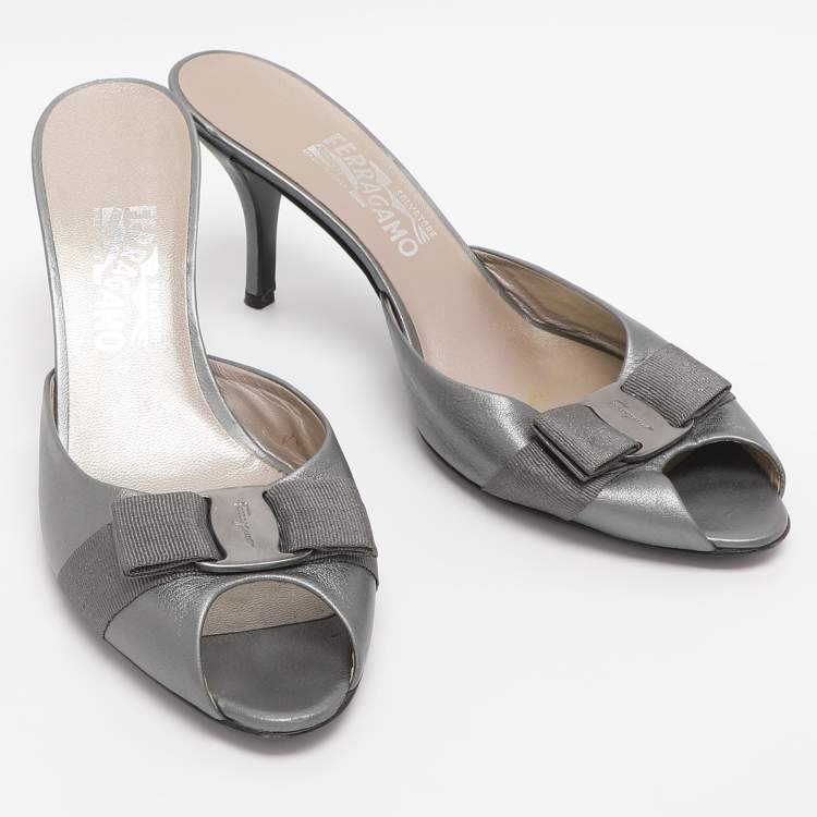 Pre Owned Salvatore Ferragamo Metallic Grey Leather Vara Bow Slide Sandals 40.5