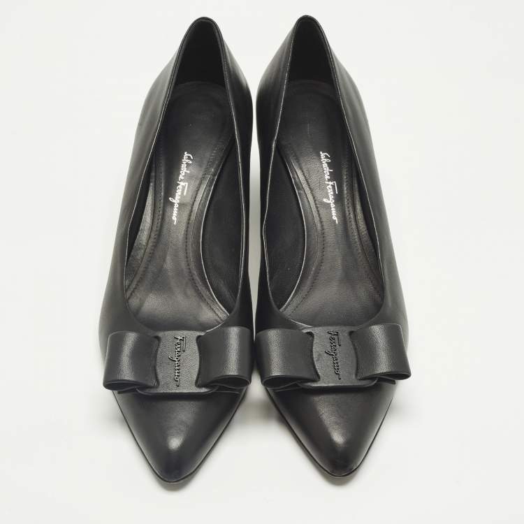 Pre Owned Salvatore Ferragamo Viva Size 42 Black Leather Pumps