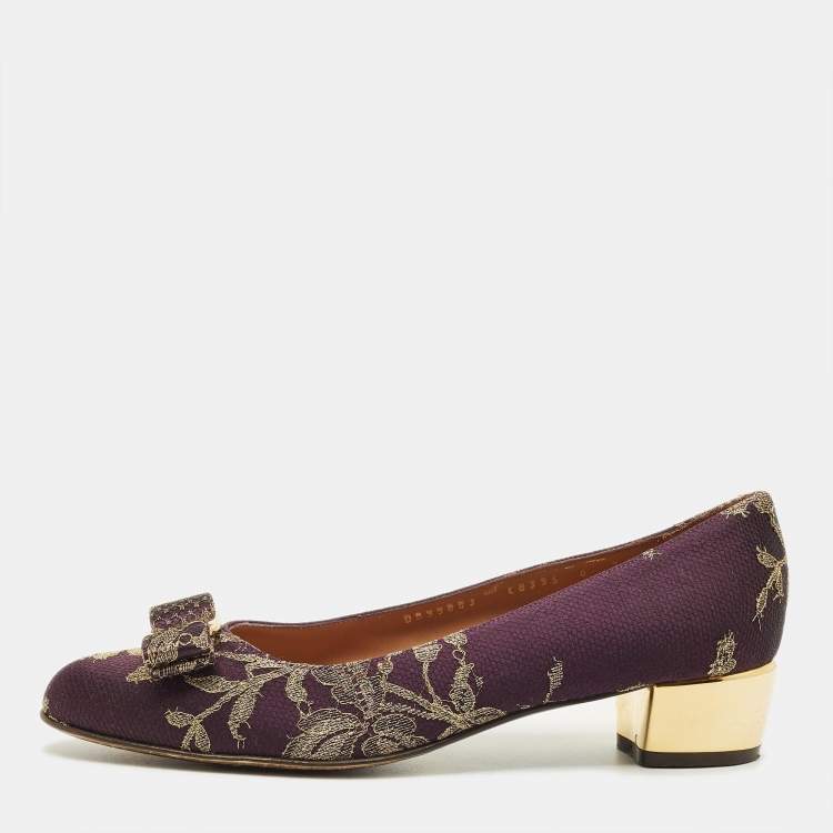 Pre Owned Salvatore Ferragamo Varina Size 38.5 Purple Brocade Fabric and Lace Pumps