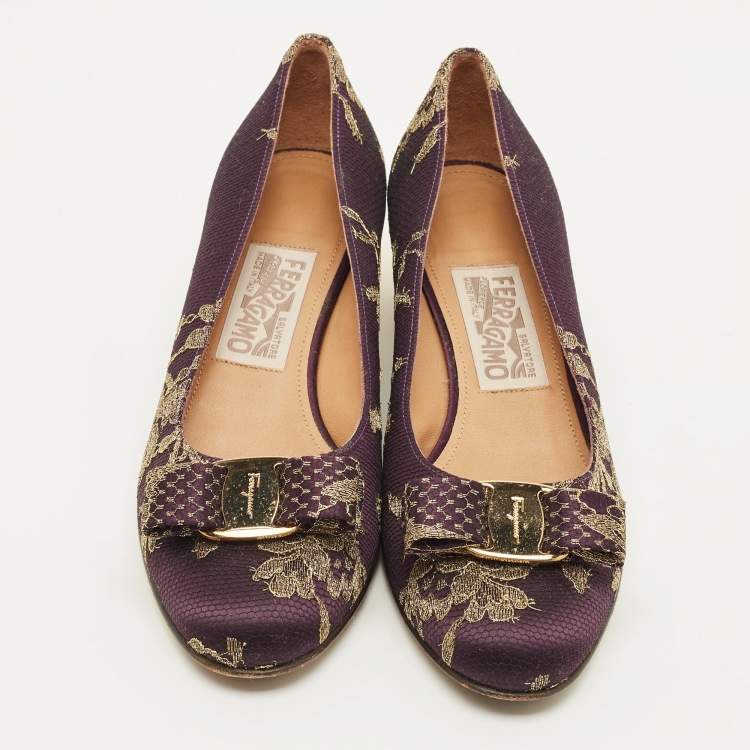 Pre Owned Salvatore Ferragamo Varina Size 38.5 Purple Brocade Fabric and Lace Pumps