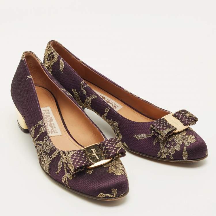 Pre Owned Salvatore Ferragamo Varina Size 38.5 Purple Brocade Fabric and Lace Pumps