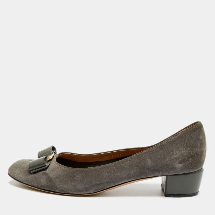 Pre Owned Salvatore Ferragamo Vara Bow Size 40 Grey Patent Leather and Suede Block Heel Pumps