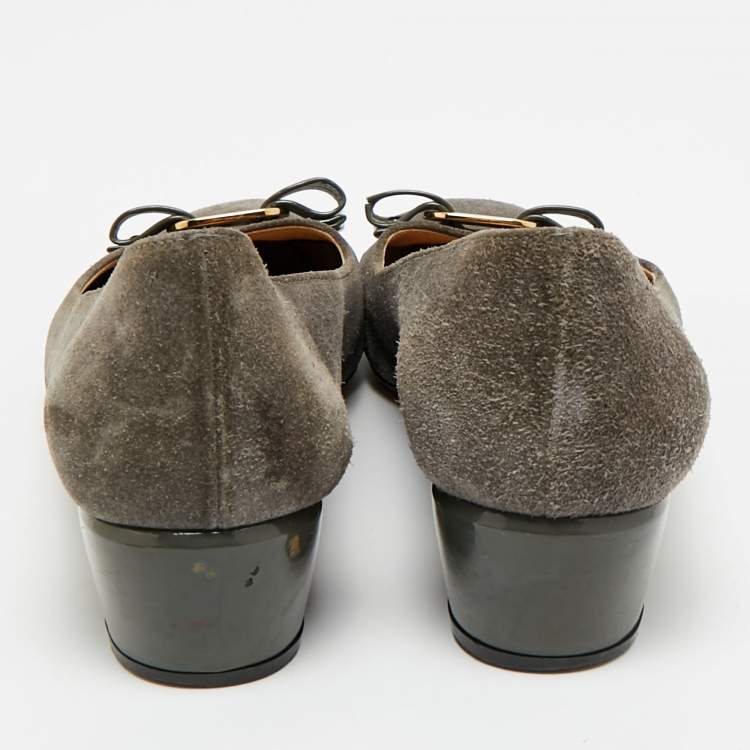 Pre Owned Salvatore Ferragamo Vara Bow Size 40 Grey Patent Leather and Suede Block Heel Pumps