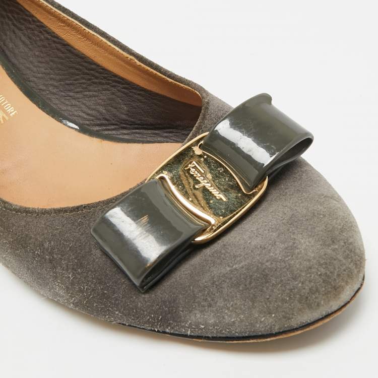 Pre Owned Salvatore Ferragamo Vara Bow Size 40 Grey Patent Leather and Suede Block Heel Pumps