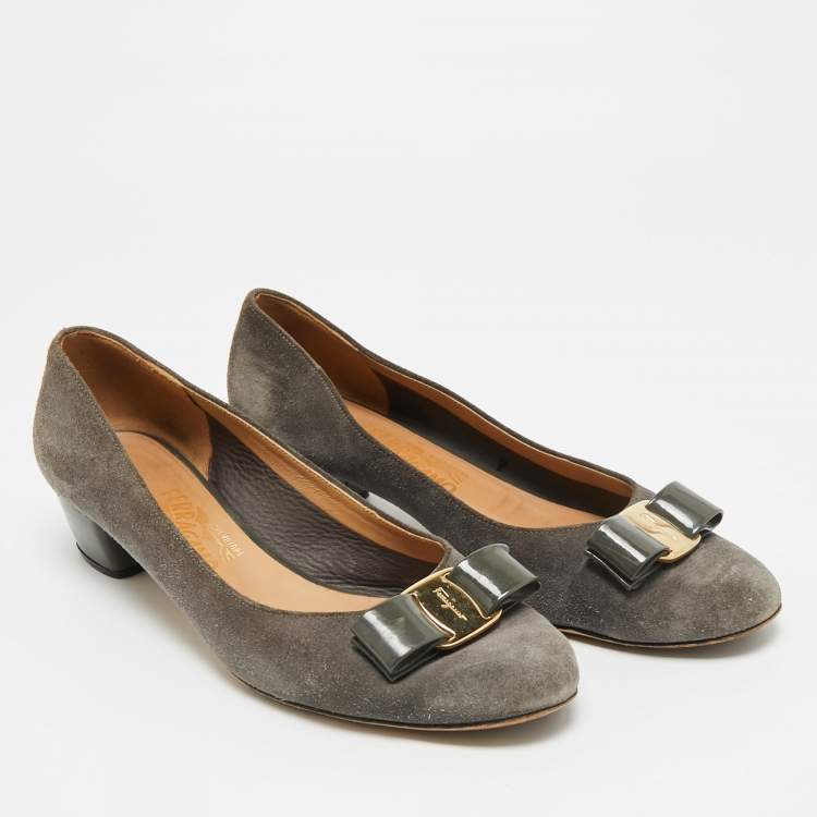 Pre Owned Salvatore Ferragamo Vara Bow Size 40 Grey Patent Leather and Suede Block Heel Pumps