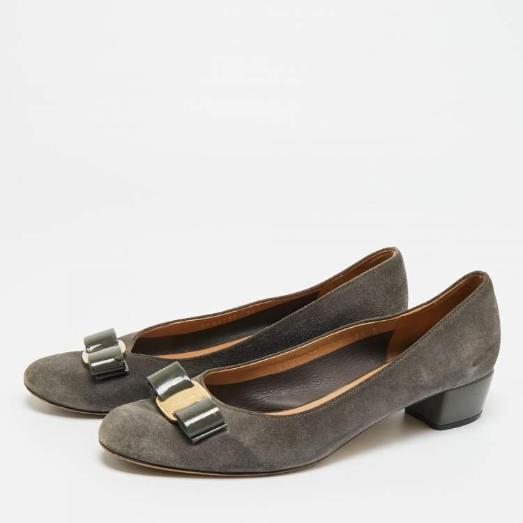 Pre Owned Salvatore Ferragamo Vara Bow Size 40 Grey Patent Leather and Suede Block Heel Pumps