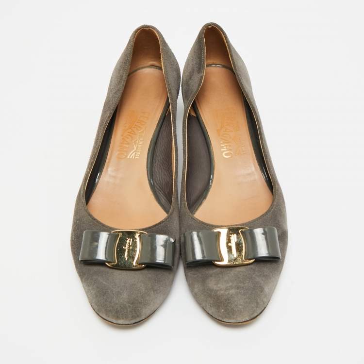 Pre Owned Salvatore Ferragamo Vara Bow Size 40 Grey Patent Leather and Suede Block Heel Pumps