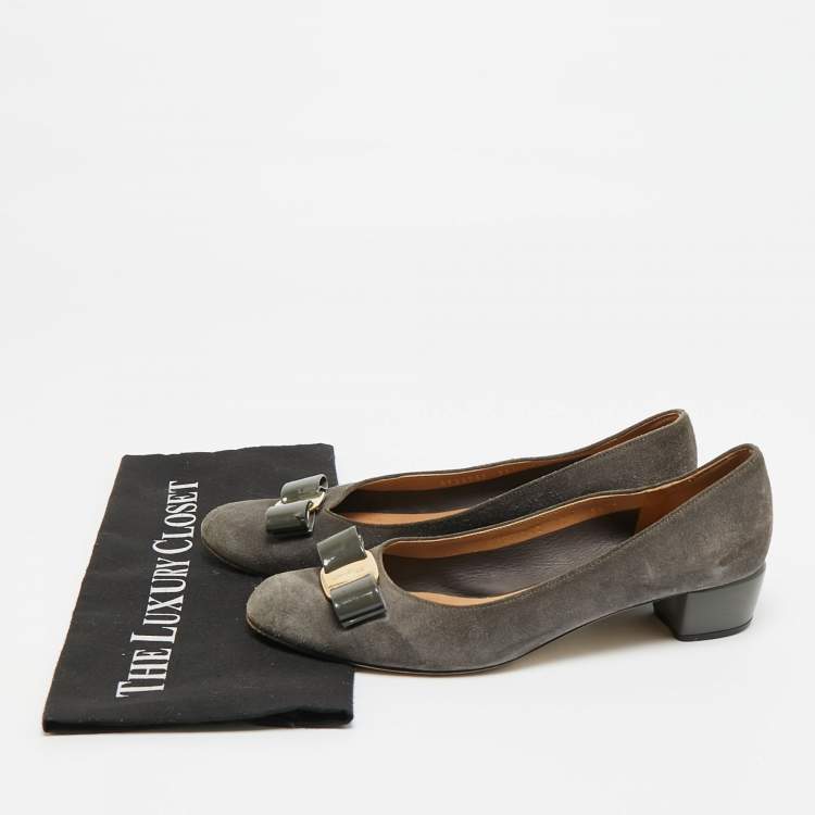Pre Owned Salvatore Ferragamo Vara Bow Size 40 Grey Patent Leather and Suede Block Heel Pumps