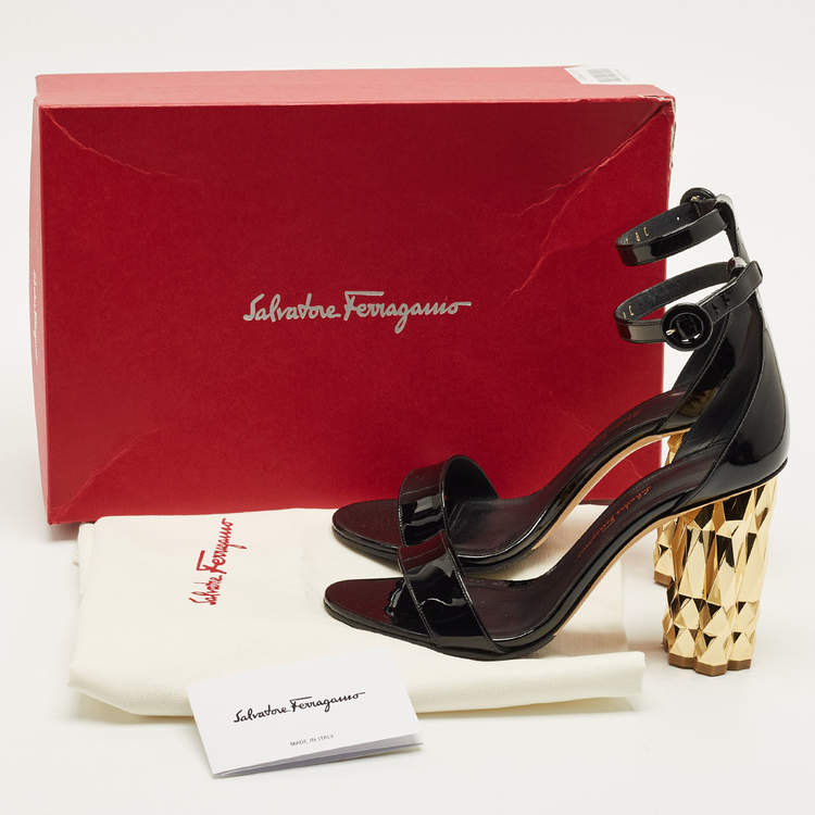 مملوكة مسبقًا Salvatore Ferragamo Azalea Size 38.5 Black Patent Leather Ankle Strap Sandals