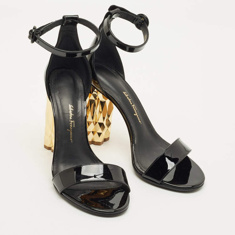 مملوكة مسبقًا Salvatore Ferragamo Azalea Size 38.5 Black Patent Leather Ankle Strap Sandals