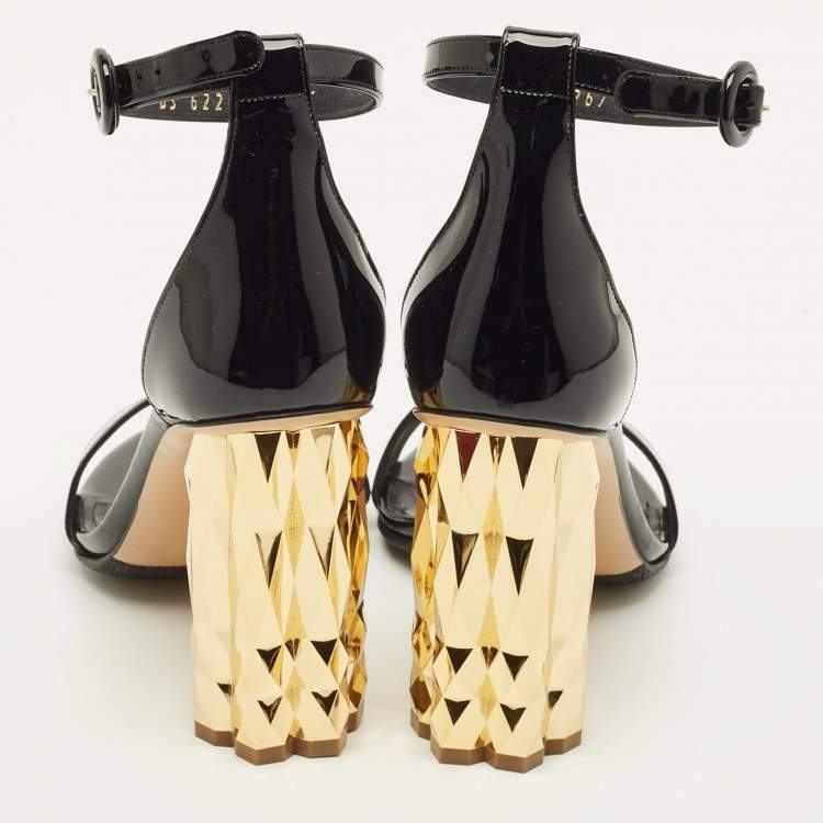 مملوكة مسبقًا Salvatore Ferragamo Azalea Size 38.5 Black Patent Leather Ankle Strap Sandals