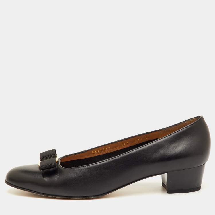 مملوكة مسبقًا  Salvatore Ferragamo Vara Bow Size 41 Black Leather Pumps